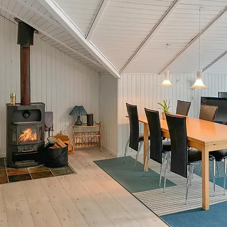 4 Bedroom Gorgeous In Casa vacanze Tranekær